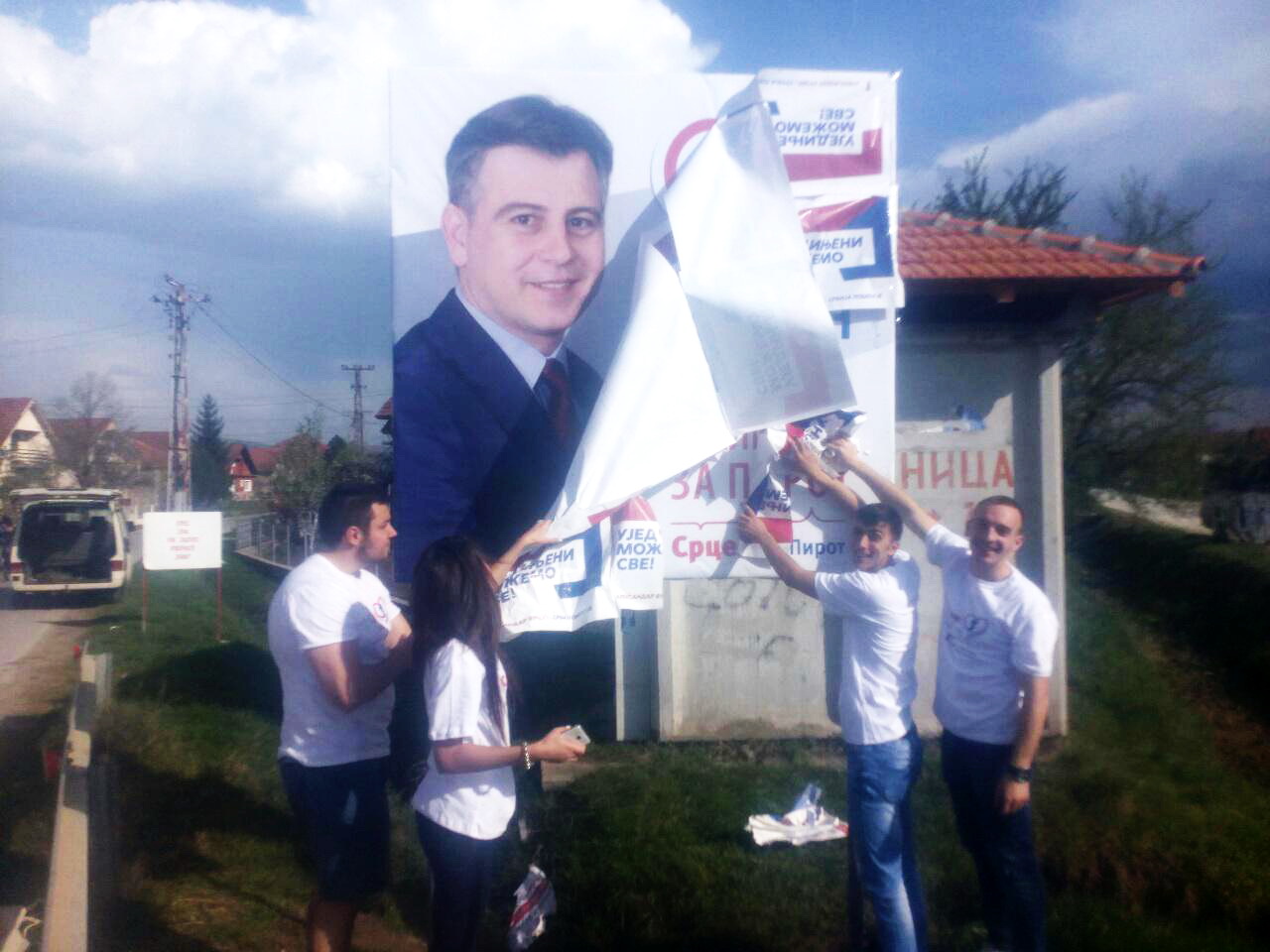 Photo of Omladina Koalicije za Pirot vratila plakate u prostorije SNS-a