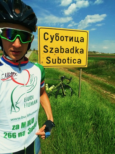 Photo of Humani biciklista Milovan Bajčetić sa slikom Mile Panić na dresu do srebra na ultramaratonu