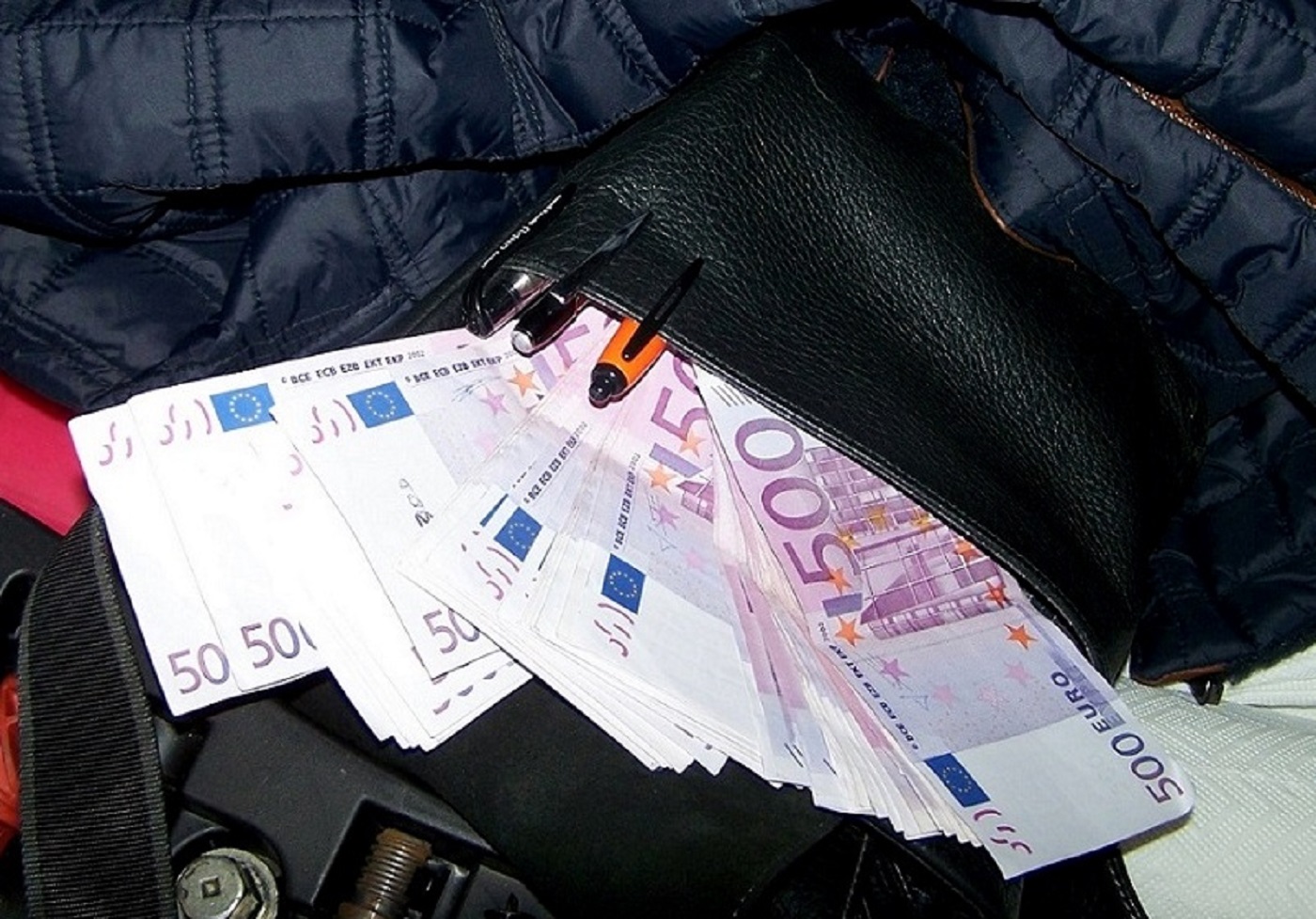 Photo of Zaplenjene devize na Gradini – krili 70.000 evra u automobilu