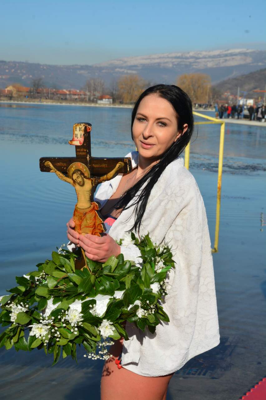 Photo of Plivanje za Časni krst u Pirotu (foto galerija)