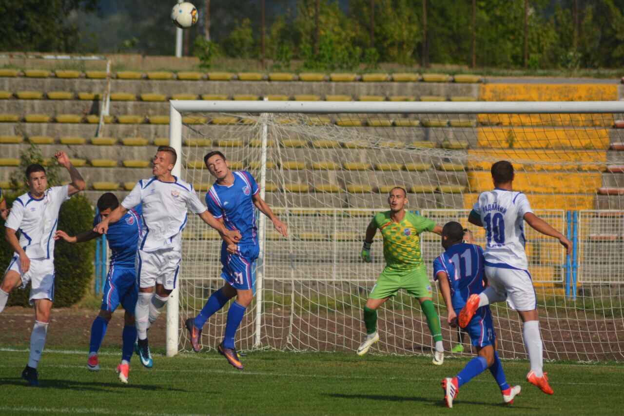 Photo of Sumrak fudbala u Varvarinu: “Navijač” upao na teren i udario igrača Belih Nikolu Vlajkovića