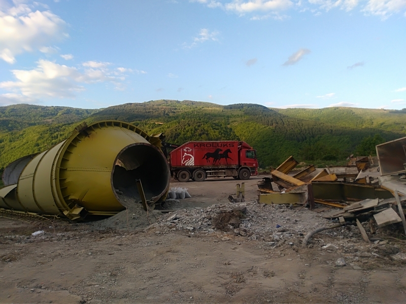 Photo of Zavojsko jezero:Srušena fabrika betona