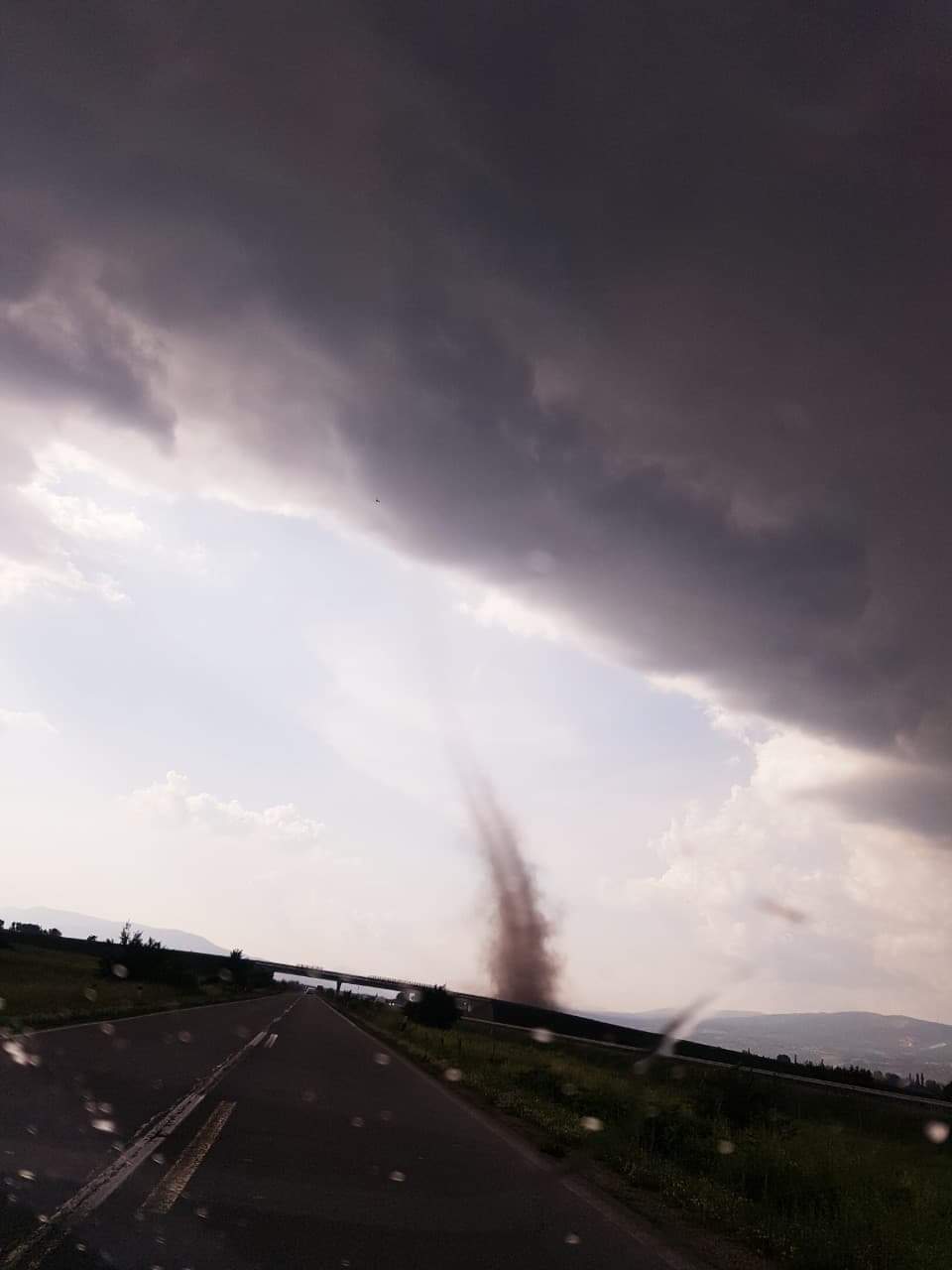 Photo of Pojava nalik tornadu juče snimljena nedaleko od Pirota