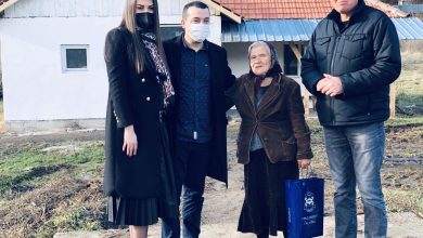 baka jelka ispred nove kuće