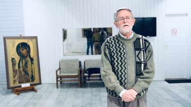 antonije milosevic pored freske bogorodice odigitrije u galeriji u pirotu