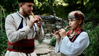 Photo of DOKUMENT: Devetogodišnja Mila i njen stariji brat Dušan Antić – čuvari vekovne tradicije sviranja frule