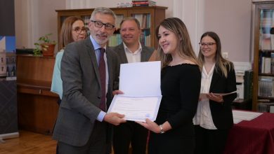 Photo of Ambasador Francuske Pjer Košar podelio diplome budućim ambasadorima francuskog jezika u Srbiji