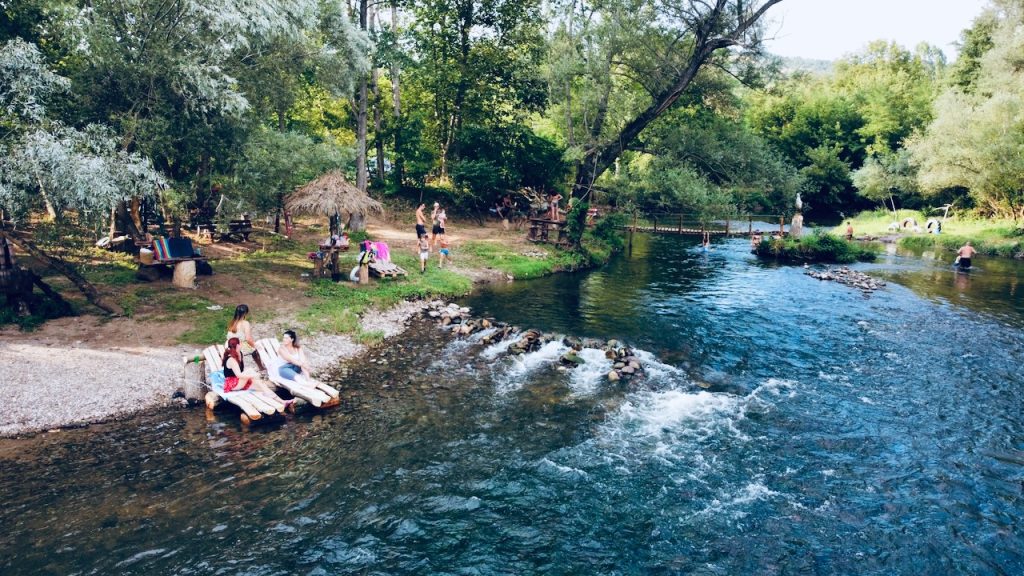 izletište brod bar kod crvenčeva, nedaleko od Pirota