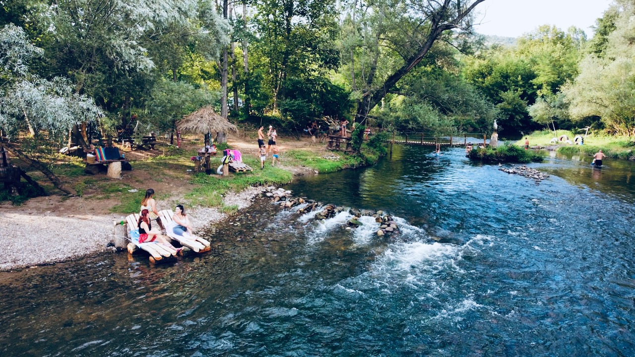 izletište brod bar kod crvenčeva, nedaleko od Pirota